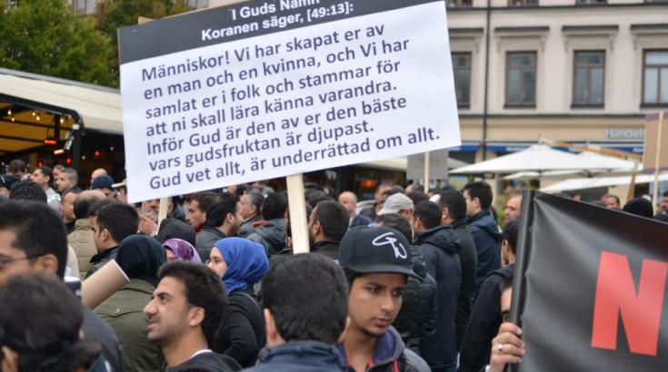 مظاهرة ضد الفیلم المسیئ بالنبي الکریم (ص)  في وسط مدینة ستوکهولم - 2012